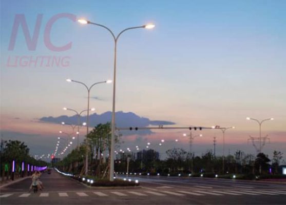 Hệ thống đèn đường cao áp trên đường phố
