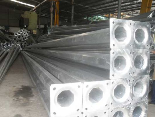 Cột đèn cao áp tại xưởng sản xuất