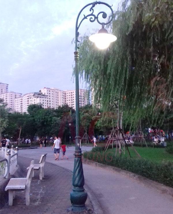 Cột đèn sân vườn banian chiếu sáng tại một công viên