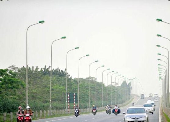 Cột đèn cao áp trên đường phố