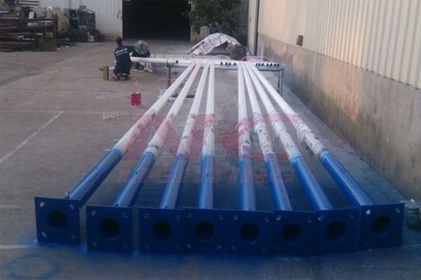 Công đoạn phun sơn tĩnh điện cho cột đèn cao áp