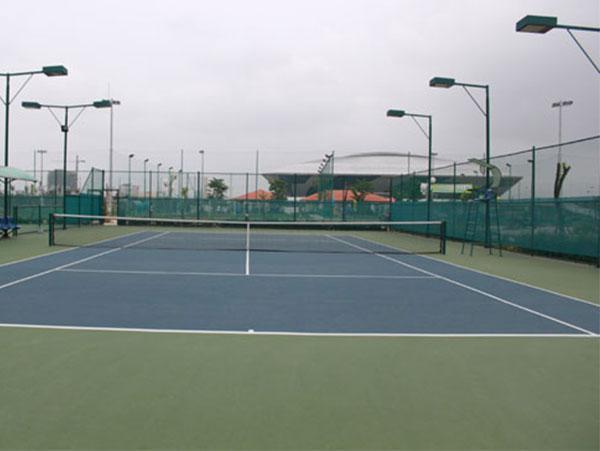 Cột đèn chiếu sáng sân tennis