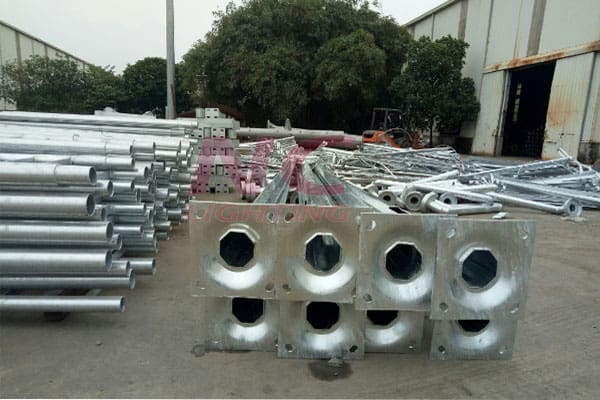 Cột đèn mạ kẽm nhúng nóng sau khi sản xuất được tập kết ở sân xưởng