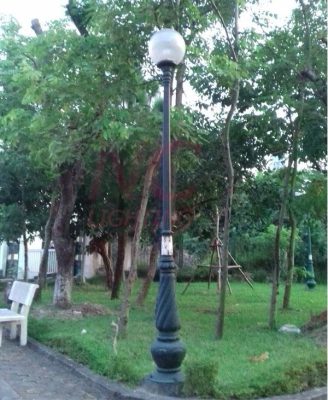 Cột đèn sân vườn lắp đặt trong công viên