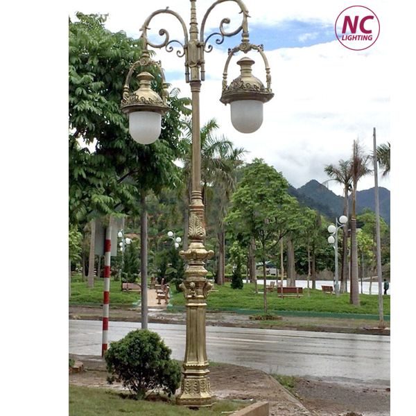 Cột đèn sư tử chiếu sáng công viên