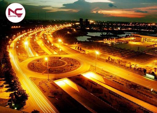 Đèn cao áp giúp chiếu sáng đường phố về đêm
