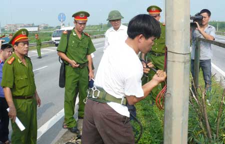 Lắp bảng điện cửa cột