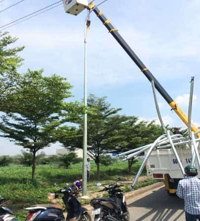 Lắp đặt chóa đèn cao áp thông qua cẩu tự hành