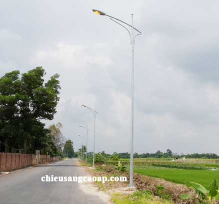 lắp đặt cột đèn cao áp chiếu sáng đường làng tại một địa chỉ ở sơn la