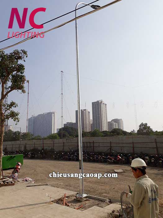 Lắp đặt cột đèn cao áp tại 1 dự án ở Hà Nội
