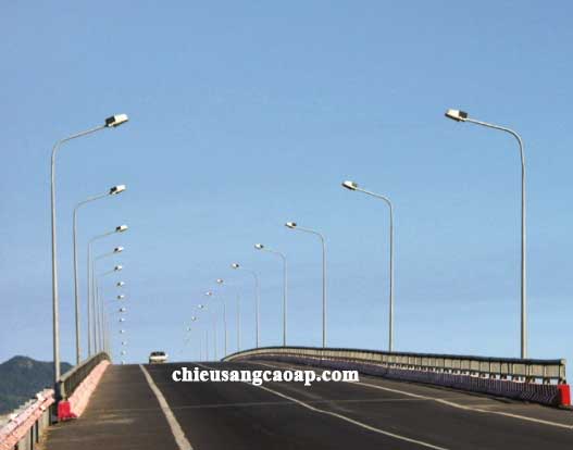 Lắp đặt cột đèn cao áp tại Sơn La