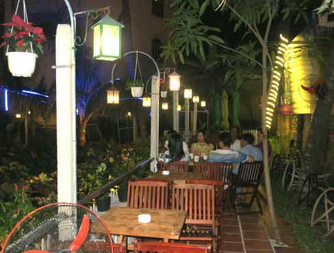 trang trí quán cafe ấn tượng giúp thu hút khách