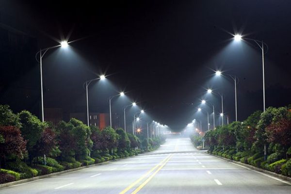 Lắp đặt cột đèn chiếu sáng 2 bên đường song song