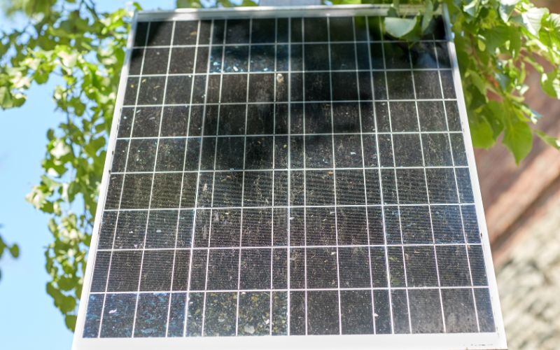 Pin bị bụi bẩn cũng là nguyên nhân